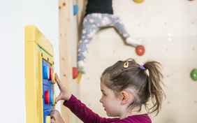 Tolle Kinderspielzimmer mit Kletterwand - Foto: Hannes Niederkofler